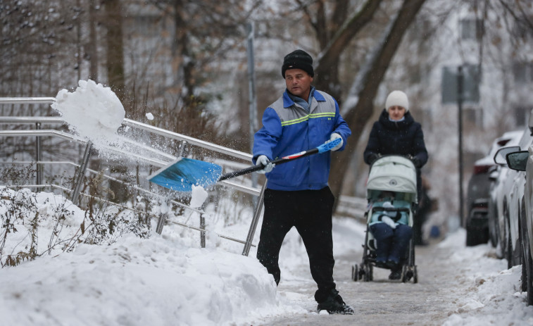 Moscú vive la mayor nevada en casi 150 años y Siberia se prepara para 50 grados bajo cero