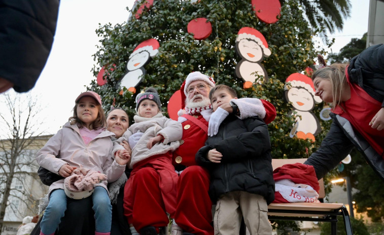 Los niños de A Fraga Encantada, en Cambre, decoran el árbol del Ayuntamiento