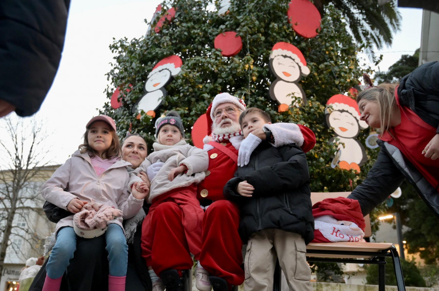 Los niños de A Fraga Encantada, en Cambre, decoran el árbol del Ayuntamiento