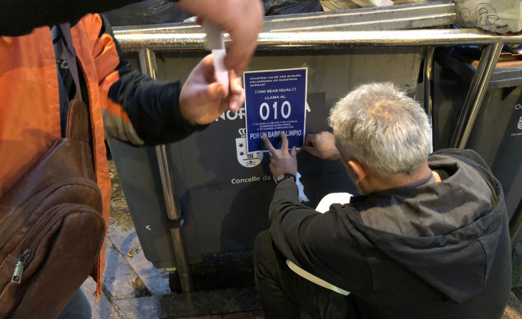 Empapelan 130 contenedores en A Coruña contra 