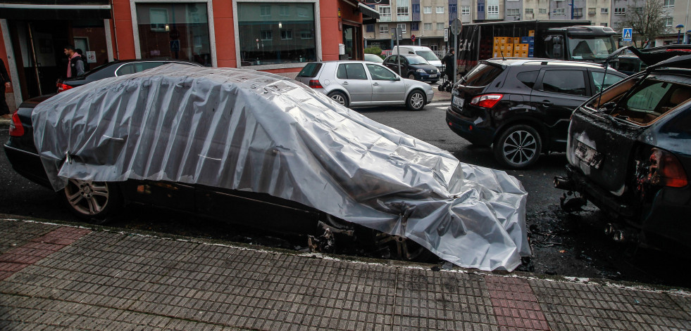 Un incendio calcina un Porsche y un Mercedes estacionados en Culleredo