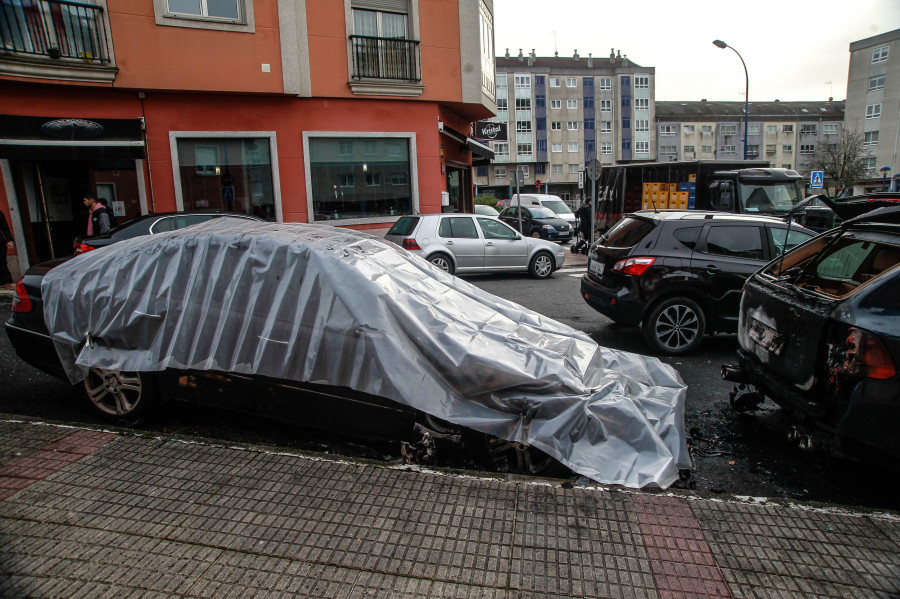 Un incendio calcina un Porsche y un Mercedes estacionados en Culleredo