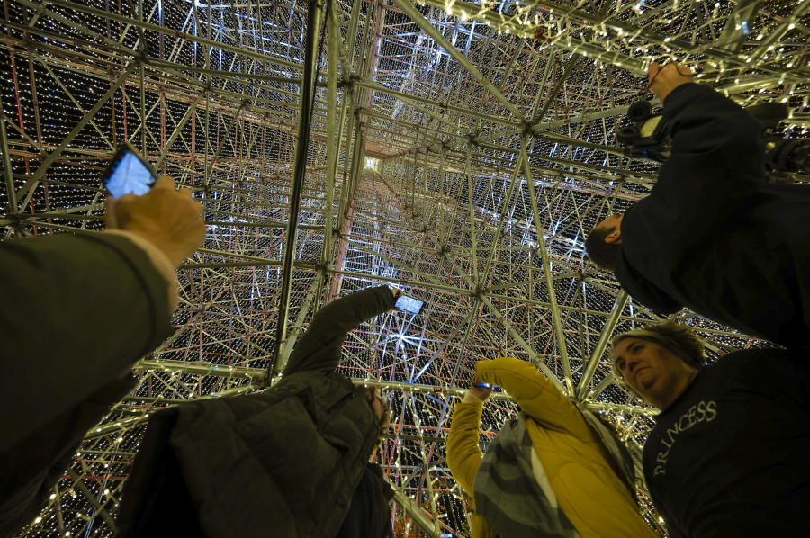 El árbol de Navidad "más grande de Europa" ya brilla en un municipio de Cantabria