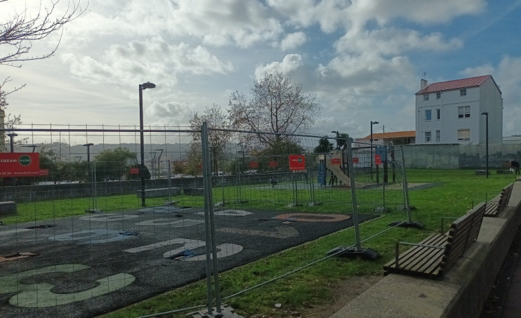 Empieza la renovación del suelo del parque infantil de Mariñeiros