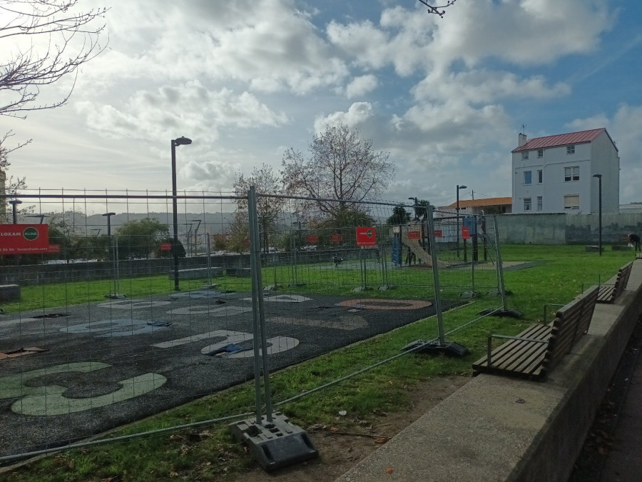 Empieza la renovación del suelo del parque infantil de Mariñeiros