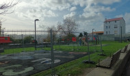 Empieza la renovación del suelo del parque infantil de Mariñeiros
