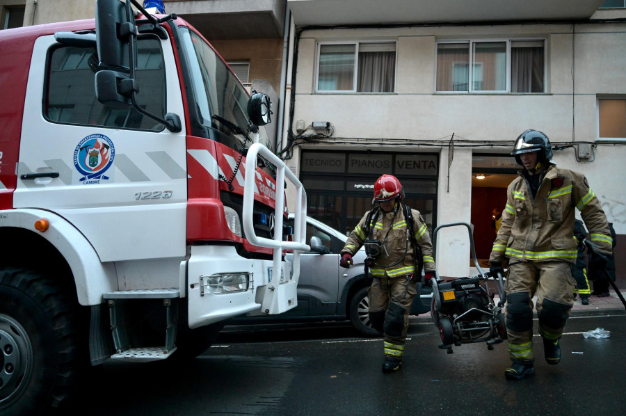 Trasladan a dos guardias civiles y a una mujer tras un incendio en su casa en Cambre