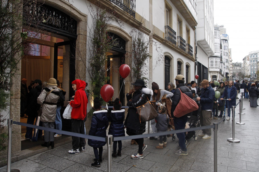 El puente enciende la Navidad: los coruñeses toman las tiendas y llenan el centro de la ciudad