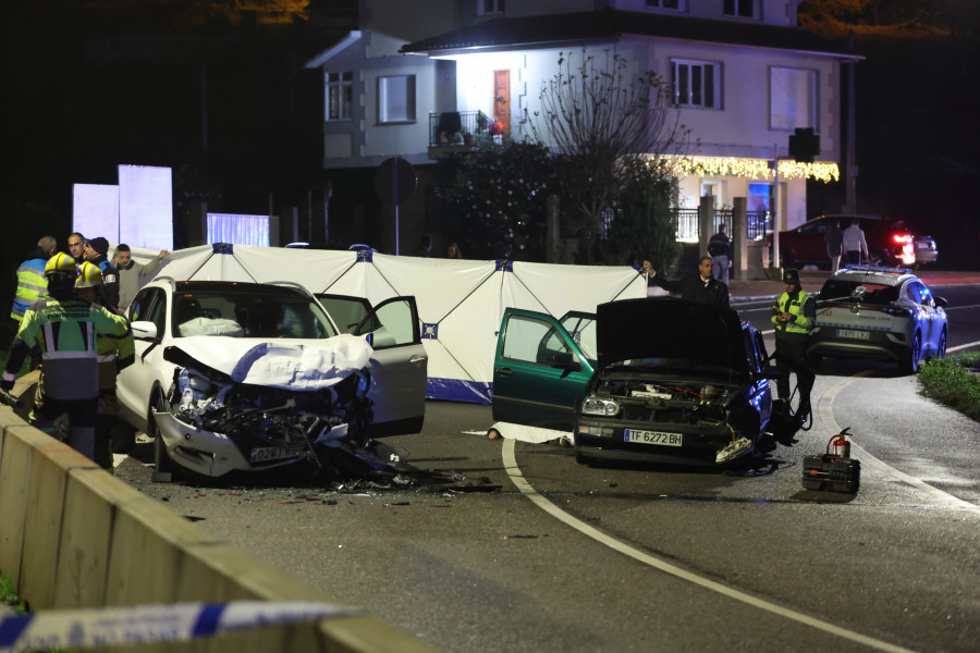 Mueren dos jóvenes y otro está grave tras una colisión entre dos vehículos en Marín