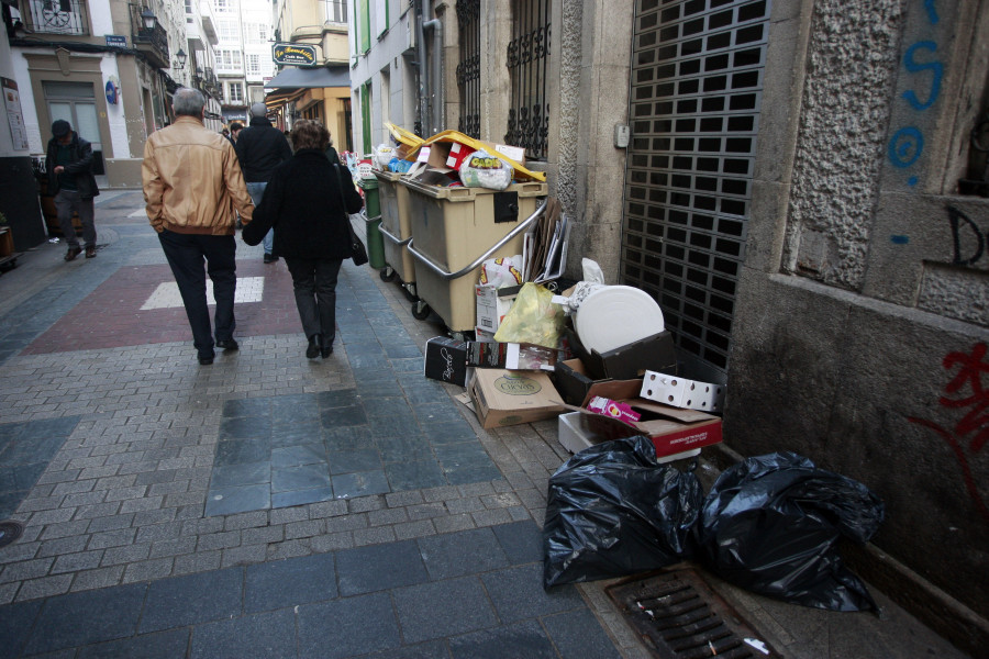 El Ayuntamiento de A Coruña recogerá la basura puerta a puerta en los locales del centro