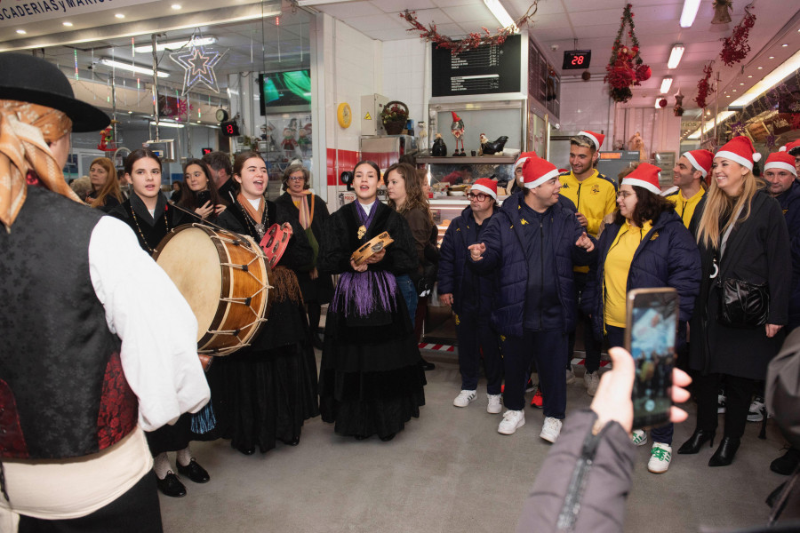 La Navidad llega al mercado de Elviña con el tradicional encendido de sus luces