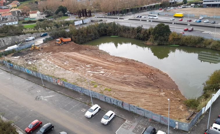 Ciegan el ‘estanque’ de Someso: 14 años de un solar inundado tras paralizarse las obras