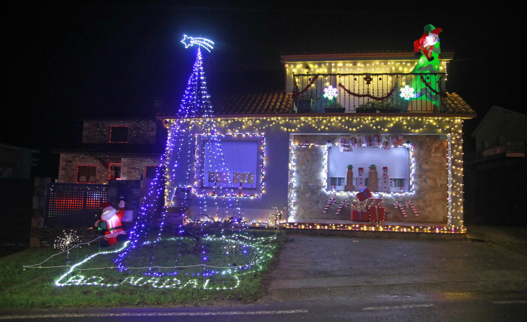 Una aldea de Carral deslumbra con su decoración navideña