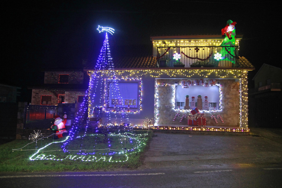 Una aldea de Carral deslumbra con su decoración navideña