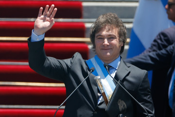 El presidente electo de Argentina, Javier Milei, saluda a los asistentes luego de jurar como próximo jefe de Estado