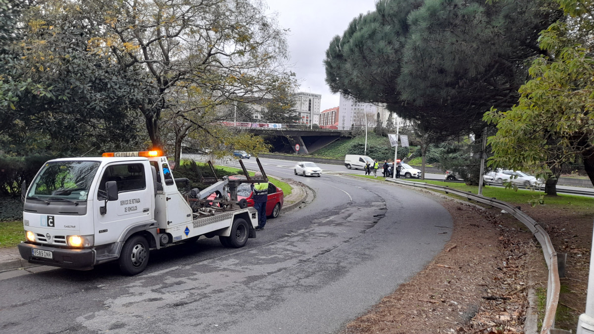 Gruu0301a retirando un coche en un accidente en Alfonso Molina