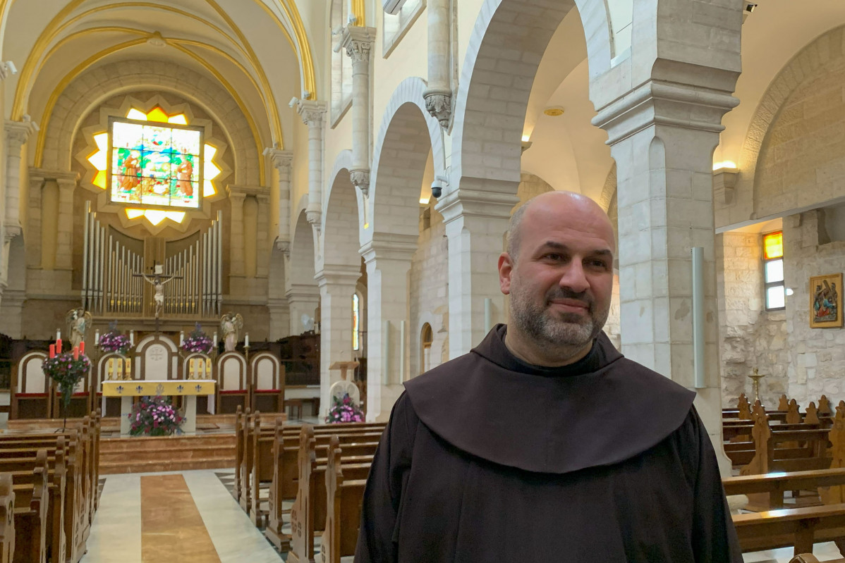 El pu00e1rroco catu00f3lico Rami Asakrieh pasea por la iglesia de Belu00e9n