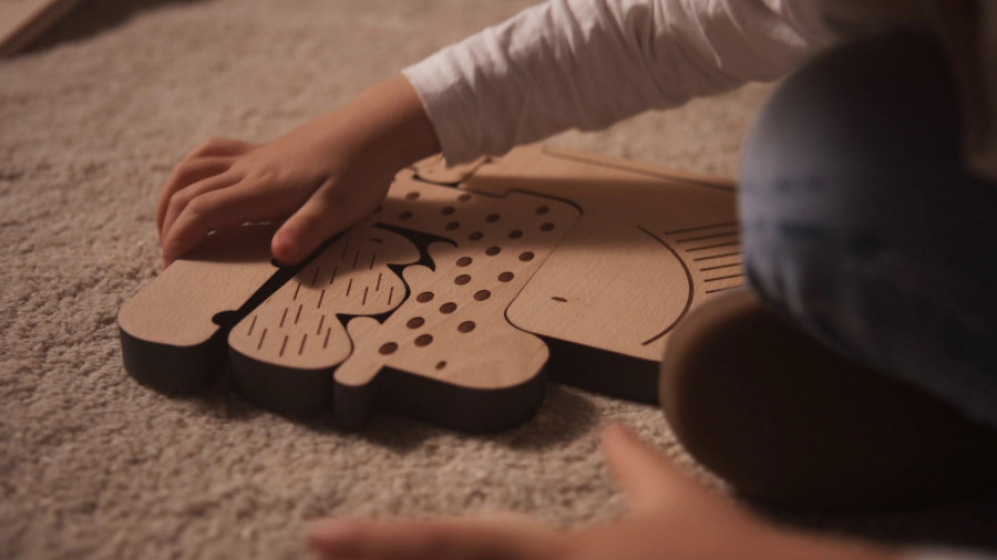 Un puzle de madera para ayudar a los niños a montar la mejor Navidad