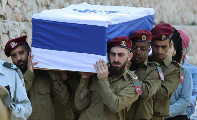 Trece de los 105 soldados israelíes muertos en ofensiva en Gaza murieron por 