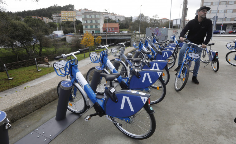 Arteixo estrena sin incidencias su nuevo servicio de alquiler de bicis