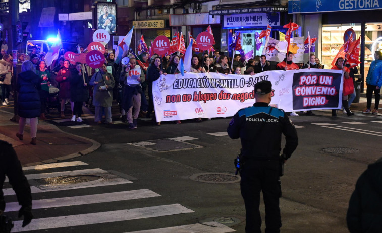 Más de cien profesoras de escuelas infantiles marchan por el centro de A Coruña