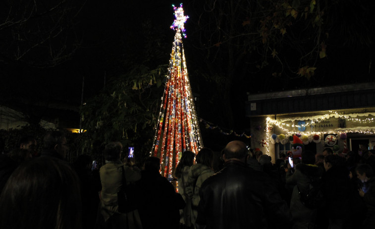O Ventorrillo enciende su Navidad más sostenible elaborada con el cariño vecinal