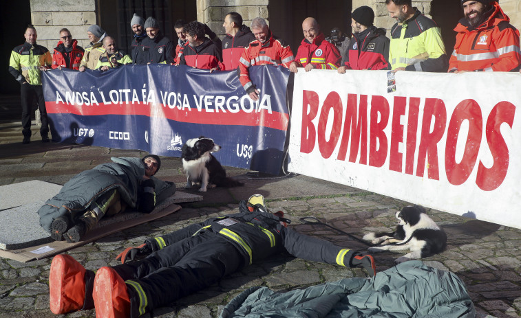 Los bomberos en huelga inician una acampada indefinida en el Obradoiro