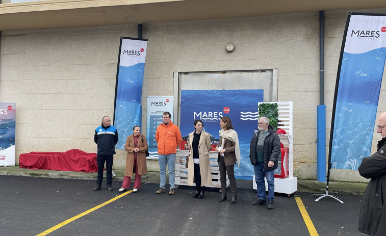 Ya se puede visitar en la lonja de Muros el banco de mares circulares fabricado con basura marina