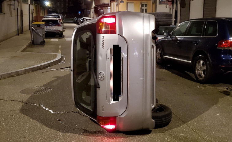 Un conductor ebrio vuelca su coche al lado de la Policía Local de A Coruña