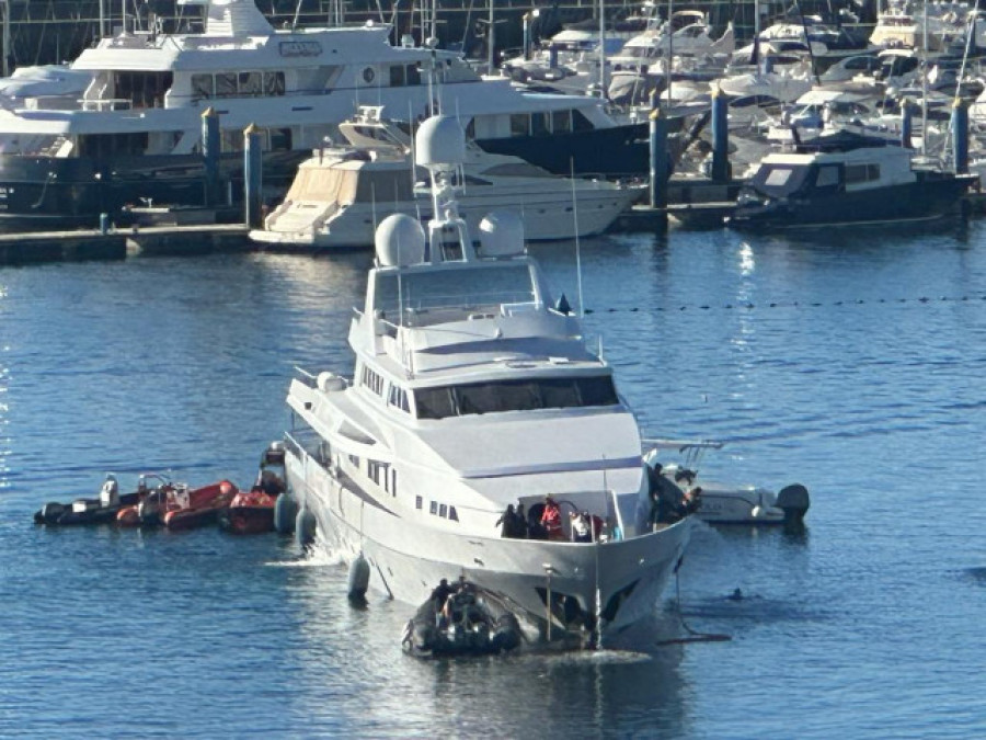 El megayate “Tumberry” encalla en el puerto deportivo de Sanxenxo