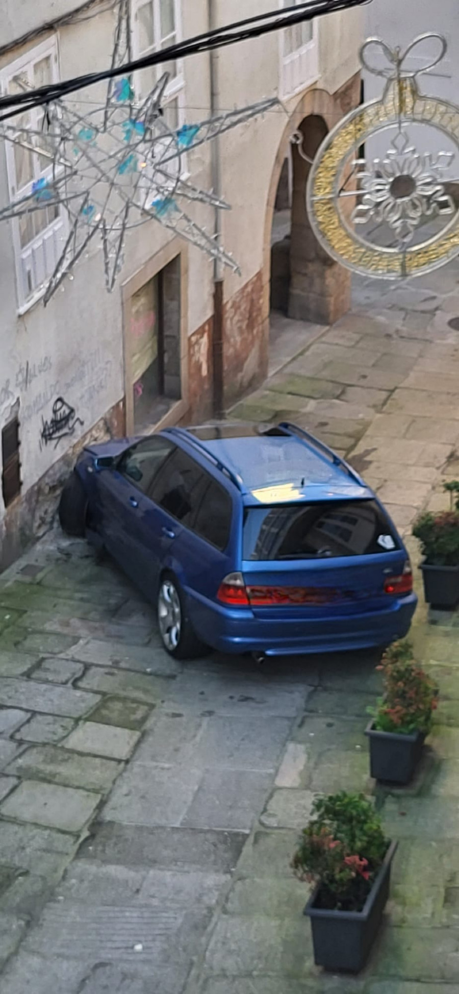 Un conductor pierde  el control de su coche  y choca contra una casa en Os Prateiros