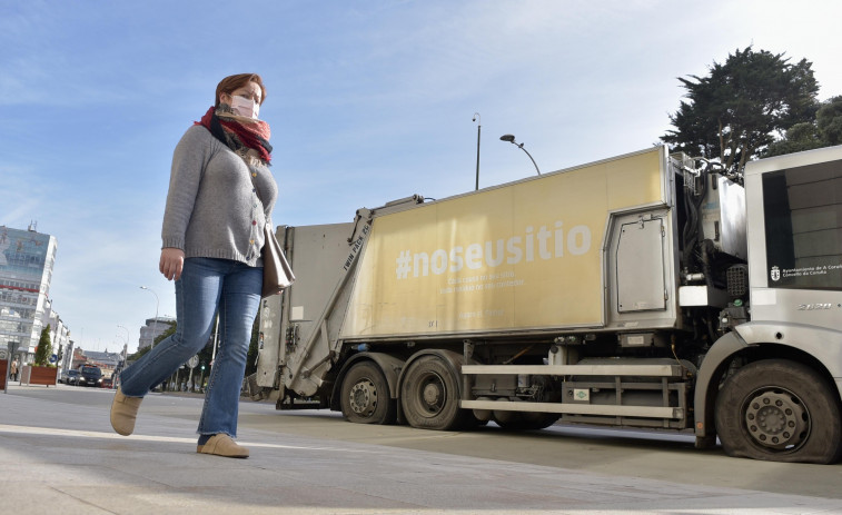 La alcaldesa de A Coruña denuncia sabotajes en la recogida de basura a seis días de la huelga