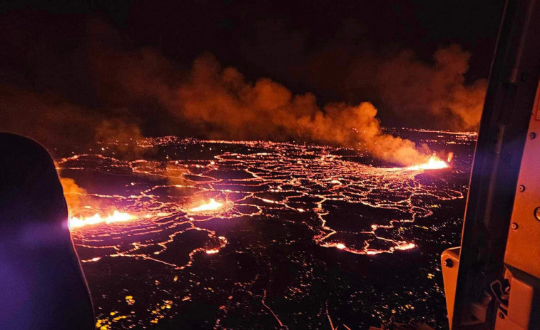 El volcán de Islandia reduce su actividad tras la erupción cerca de la capital