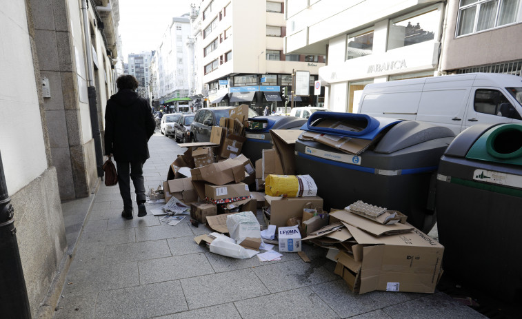 Crecen las montañas de papel y cartón en las calles de A Coruña