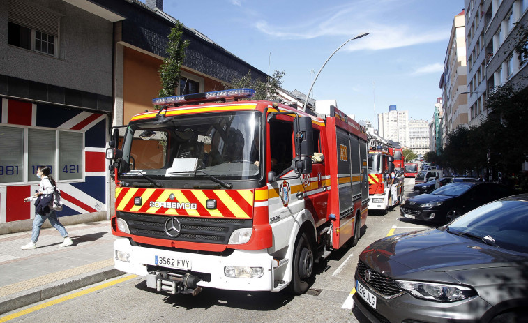 Los bomberos rescatan un coche que amenazaba con despeñarse por un terraplén en A Coruña