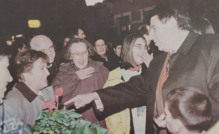 Hace 25 años | La Gaiteira peatonal y buitres que viajan de Oleiros a Francia