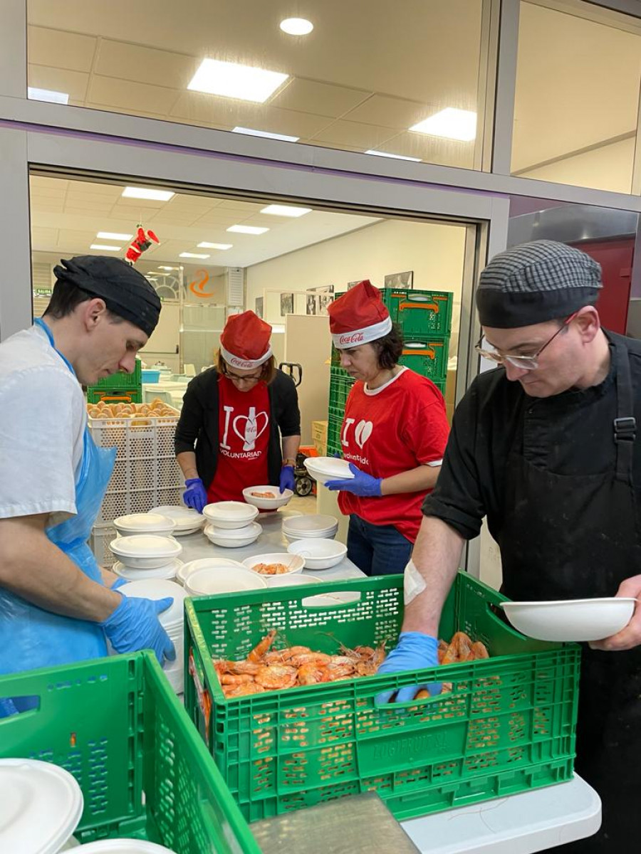 Coca-Cola y la Cocina Económica en A Coruña se unen para repartir 1.400 bolsas de comida por Navidad