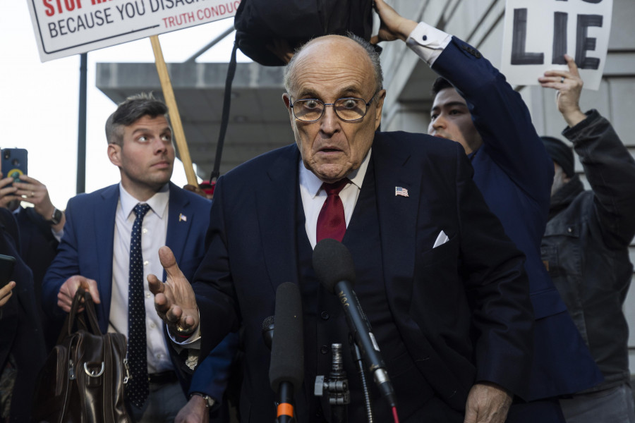 Rudy Giuliani se declara en bancarrota tras su condena millonaria por difamación