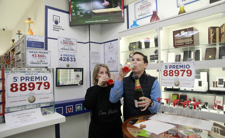 Os Mallos y Cuatro Caminos brindan por el Quinto Premio de la Lotería de Navidad