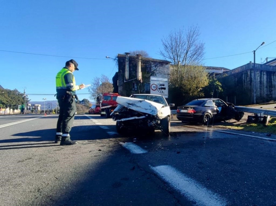 Un aparatoso accidente deja dos heridos graves y cuatro leves en Coles