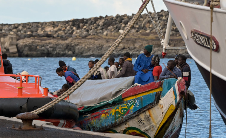 Salvamento escolta hasta El Hierro a un cayuco con unos 100 inmigrantes a bordo