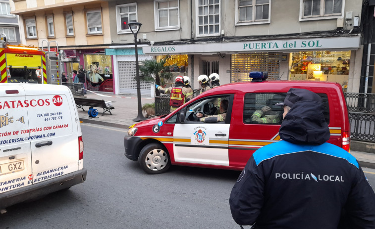 Una persona se quema las manos en A Coruña al intentar apagar el fuego de una campaña extractora