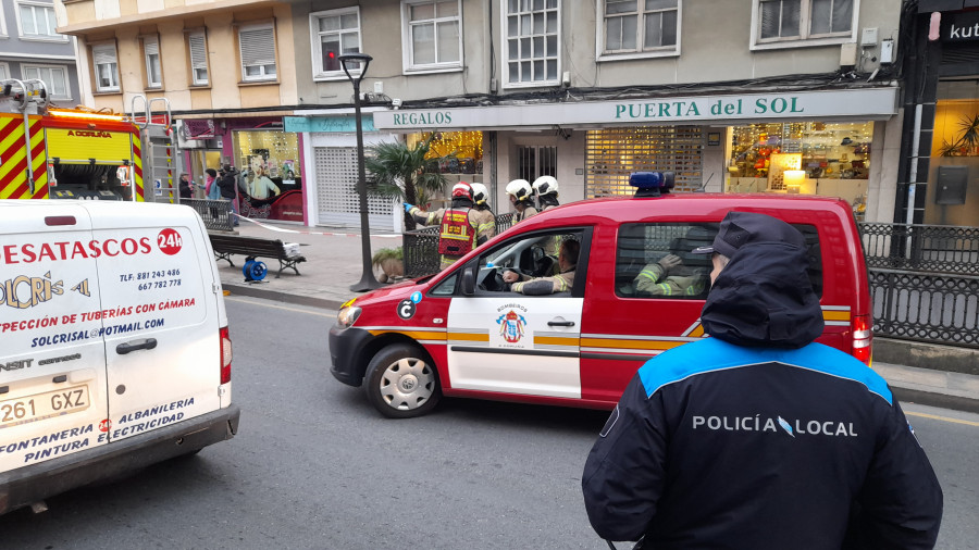 Retiran los primeros coches del parking de Os Mallos tras el incendio que calcinó cuatro vehículos