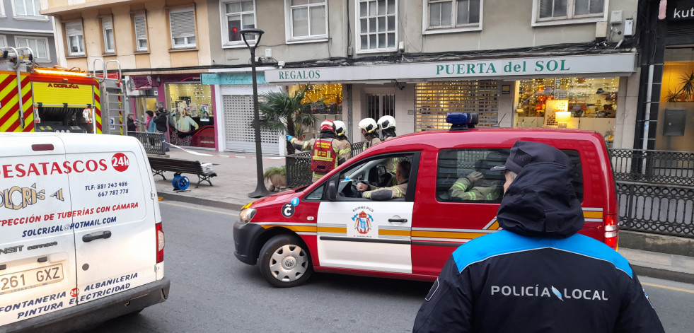 Una persona se quema las manos en A Coruña al intentar apagar el fuego de una campaña extractora