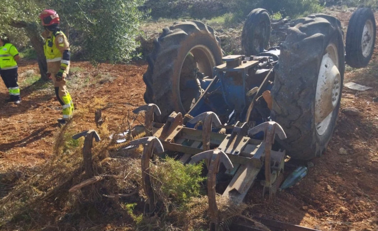 Muere una persona en Outes al volcar el tractor que conducía
