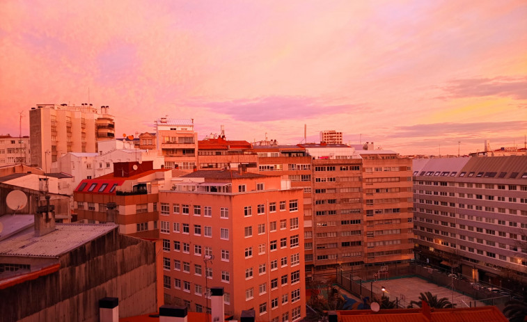 Amanecer rojo: A Coruña despierta teñida por los colores de un cielo de película