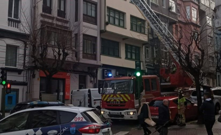 Los Bomberos retiran una antena desprendida por el viento en Ciudad de Lugo