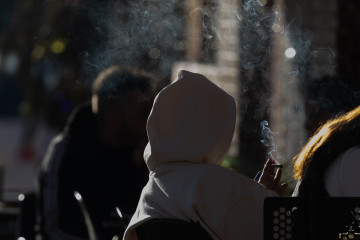 Adolescentes adicciones joven fumando en terraza alcohol bebidas energéticas videojuegos e internet