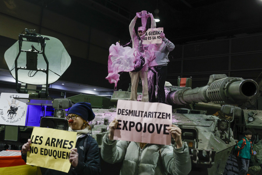 Detenidos dos antimilitaristas por el vertido de pintura rosa a un tanque en Valencia