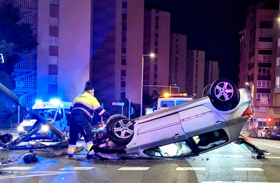 Un conductor ebrio vuelca en la avenida de Monelos de A Coruña